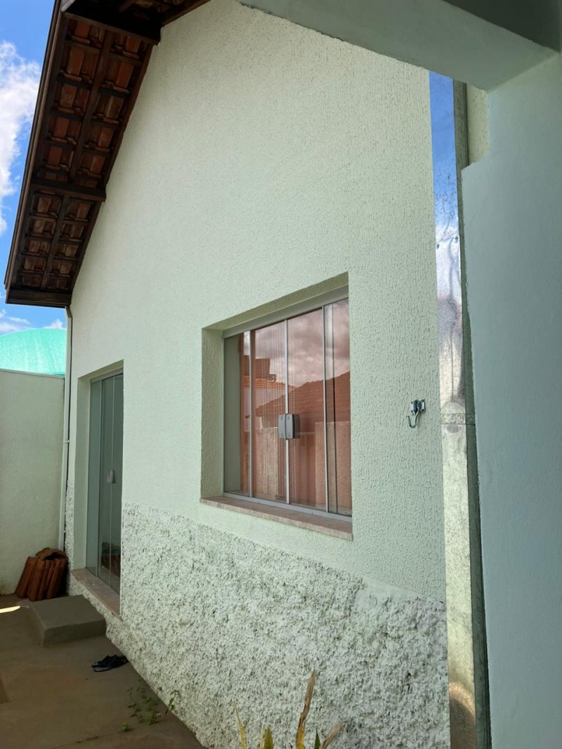 Casa à venda com 3 quartos, 120m² - Foto 1