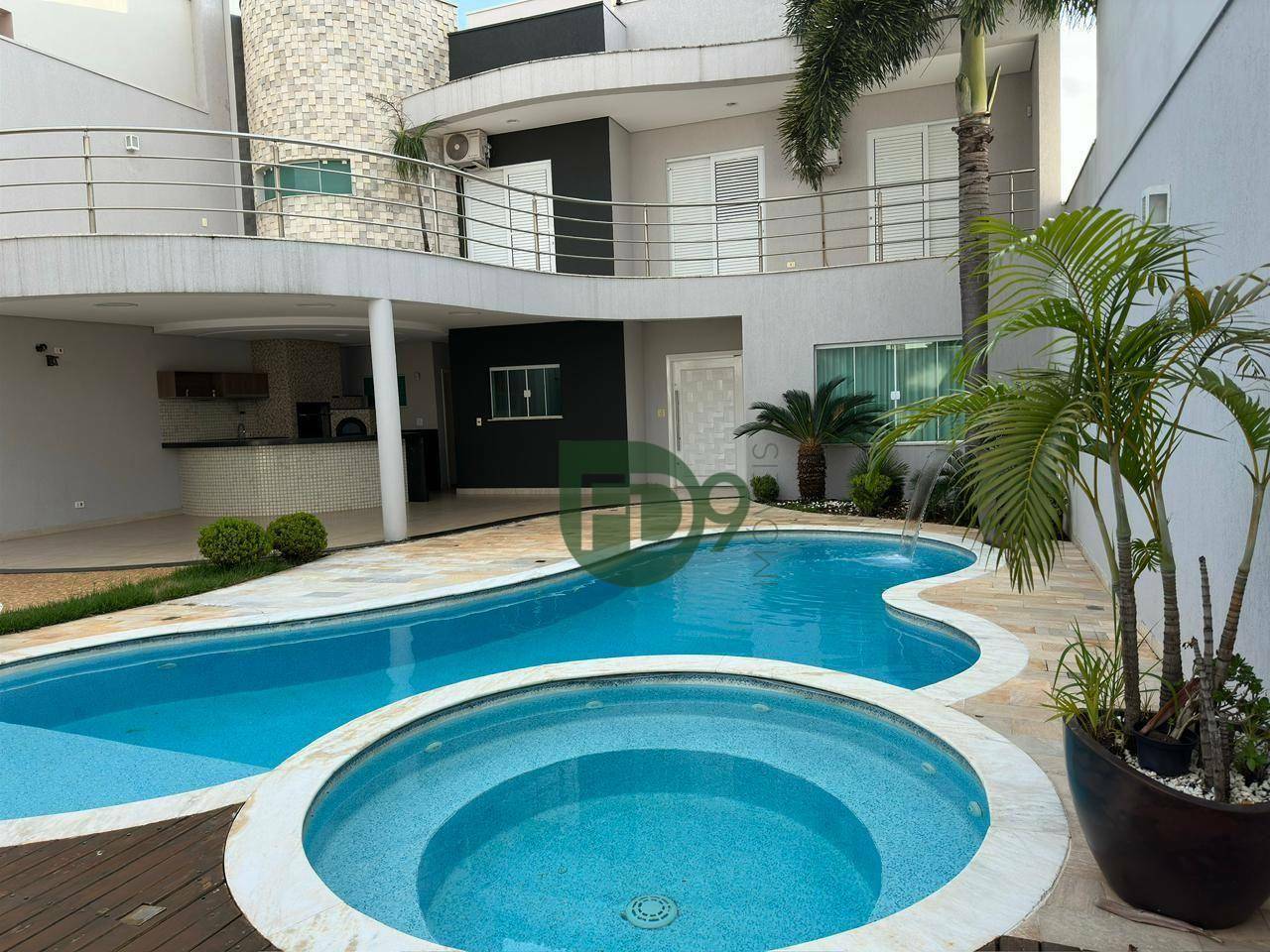 Casa à venda com 3 quartos, 240m² - Foto 1