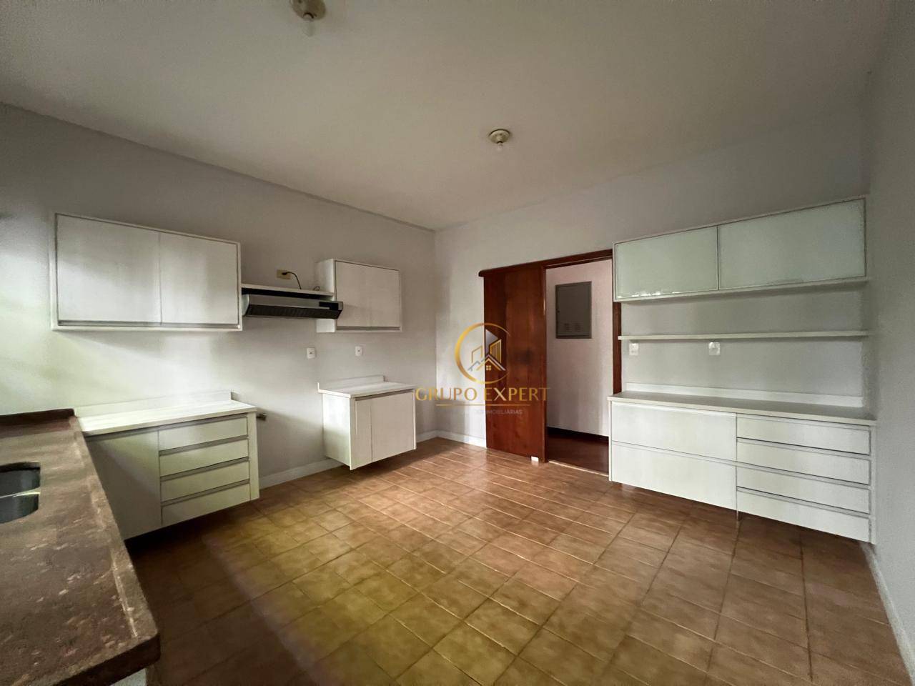 Casa de Condomínio à venda e aluguel com 3 quartos, 300m² - Foto 11