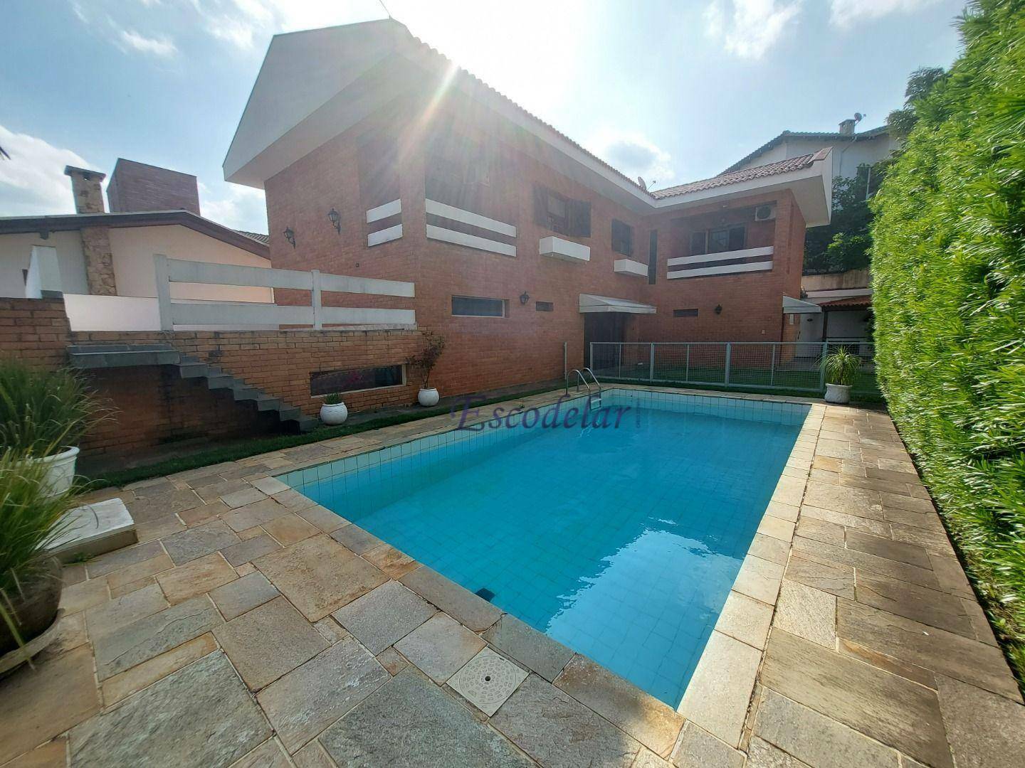 Casa de Condomínio para alugar com 4 quartos, 383m² - Foto 2