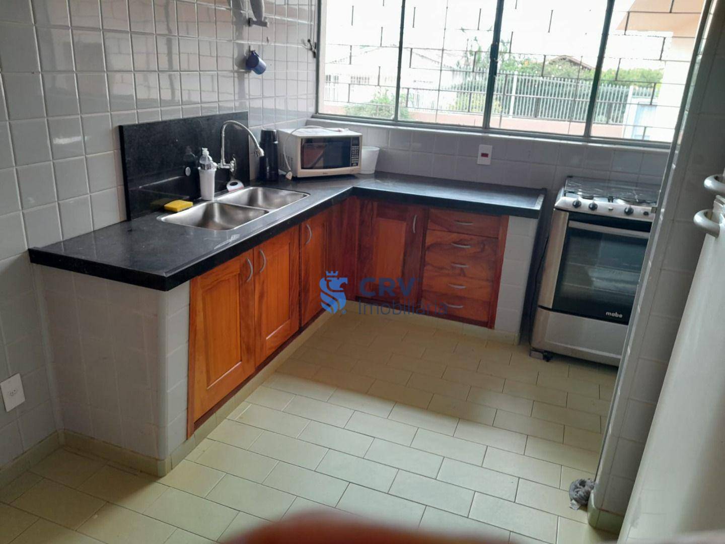 Casa para alugar com 6 quartos, 300m² - Foto 7