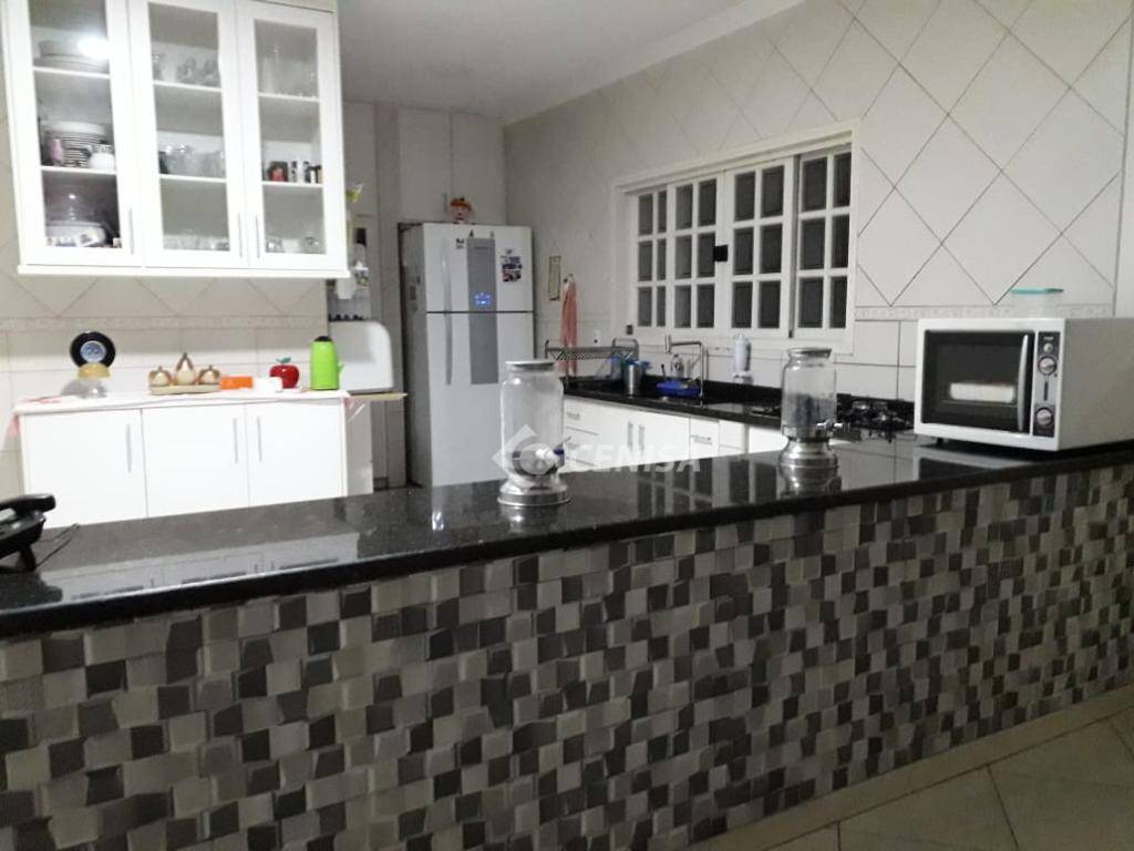 Casa à venda com 4 quartos, 300m² - Foto 3