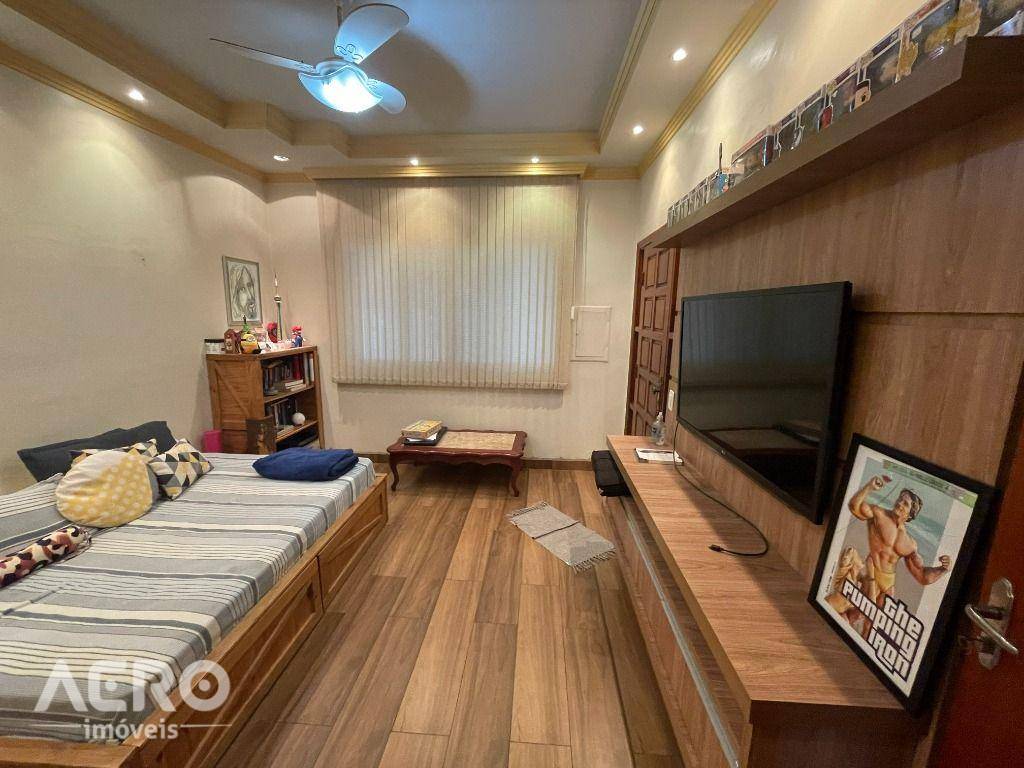 Casa, 3 quartos, 244 m² - Foto 1