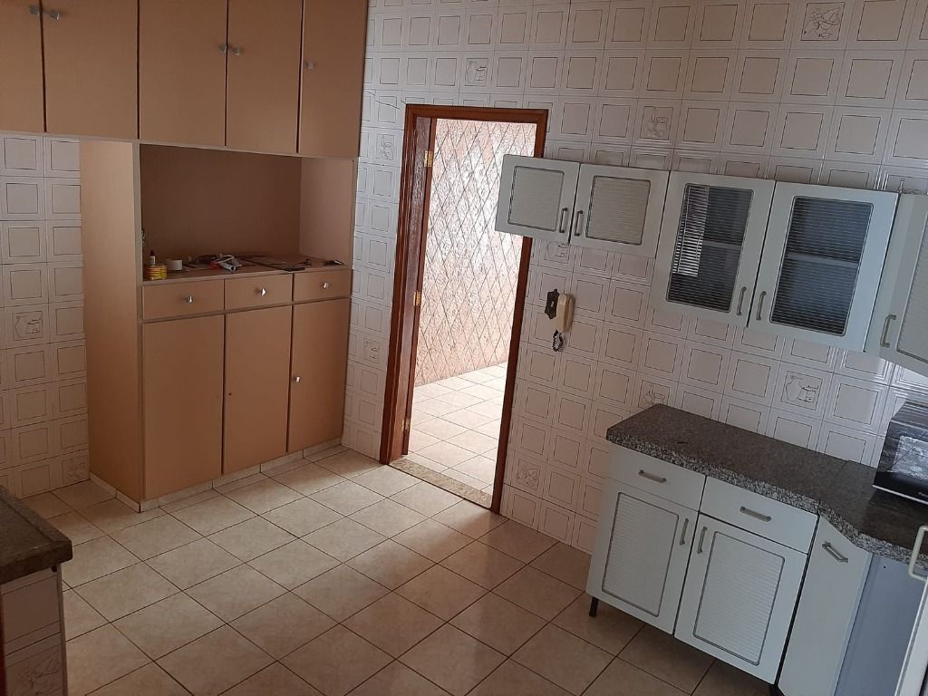 Casa à venda com 6 quartos, 256m² - Foto 3