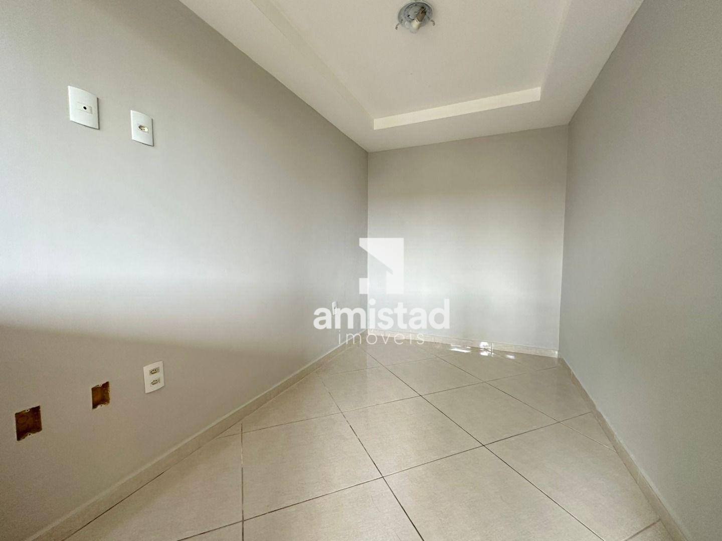 Apartamento à venda com 2 quartos, 75m² - Foto 2