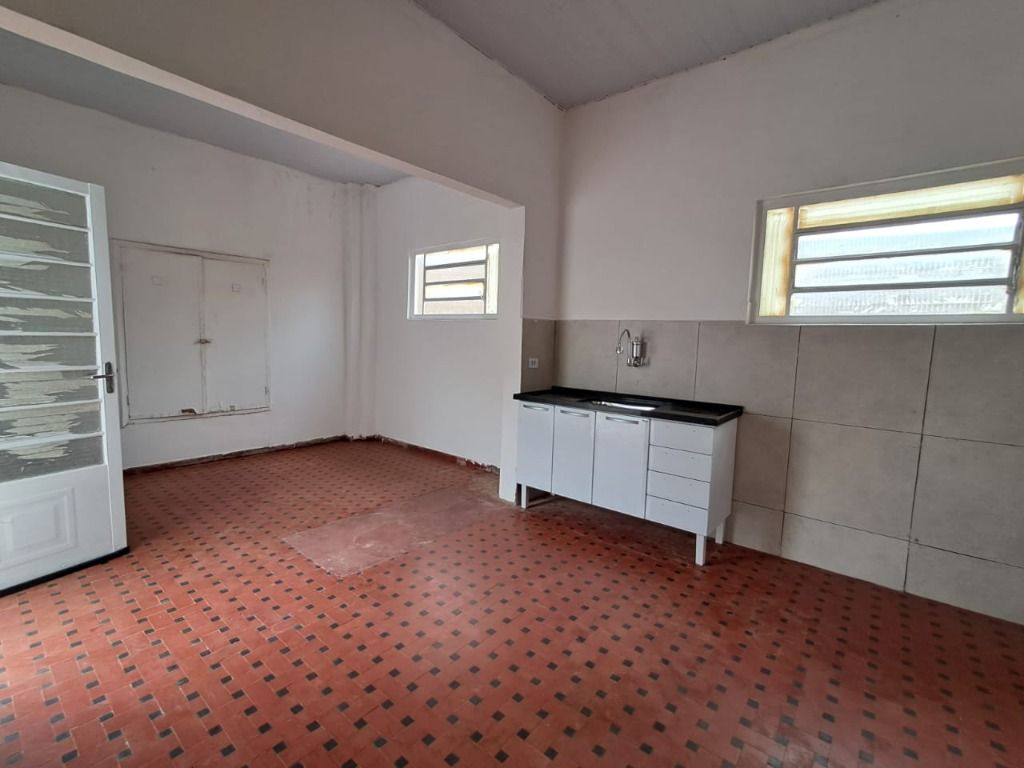 Casa para alugar com 2 quartos, 180m² - Foto 13