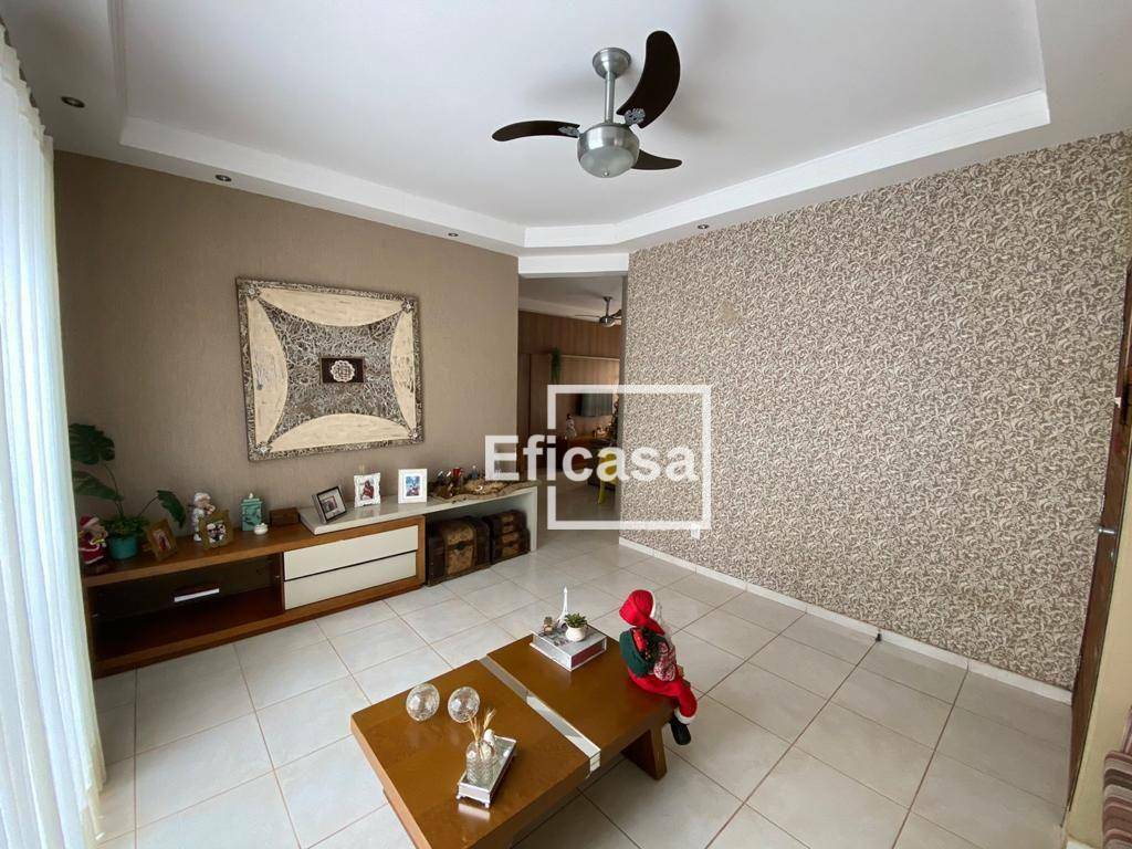 Casa à venda com 3 quartos, 394m² - Foto 1