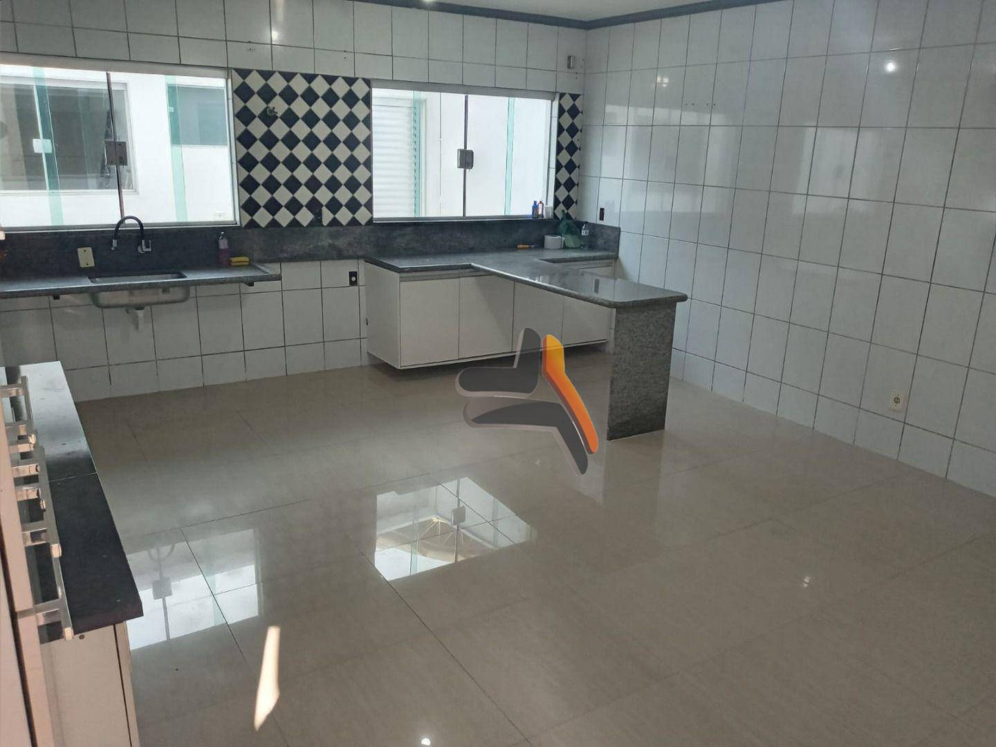 Sobrado à venda com 4 quartos, 240m² - Foto 4