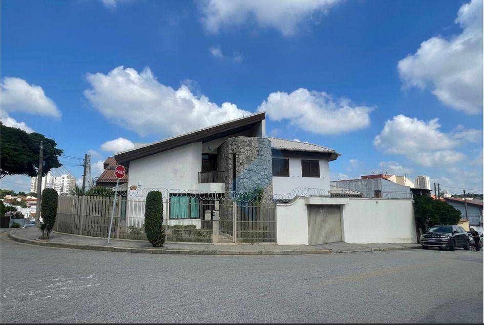 Casa à venda e aluguel com 3 quartos, 193m² - Foto 1