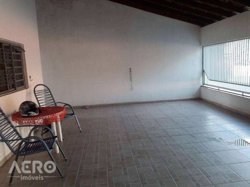 Casa à venda com 3 quartos, 156m² - Foto 1