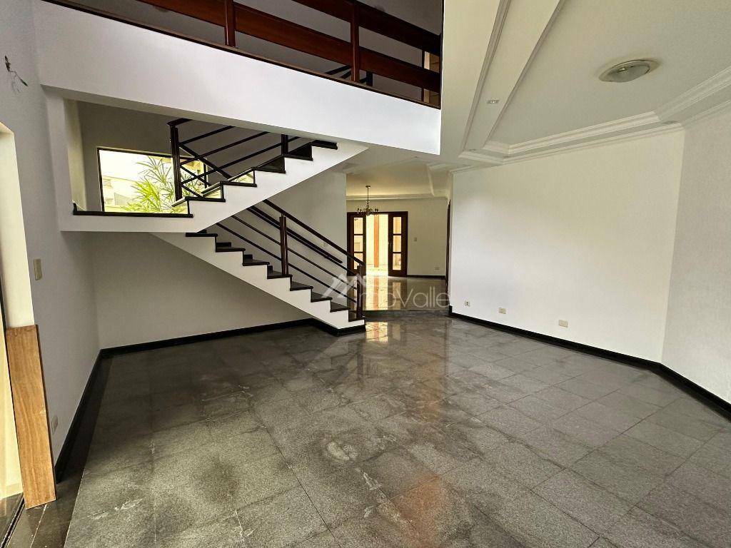 Casa de Condomínio para alugar com 4 quartos, 331m² - Foto 1