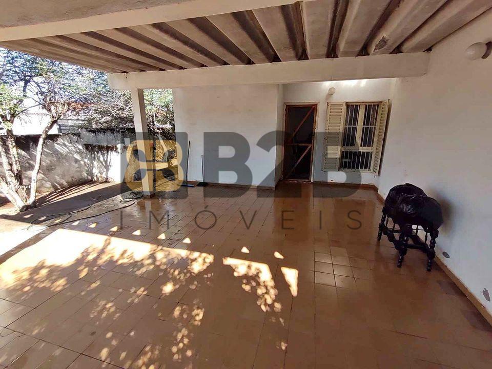 Casa à venda com 2 quartos, 200m² - Foto 1