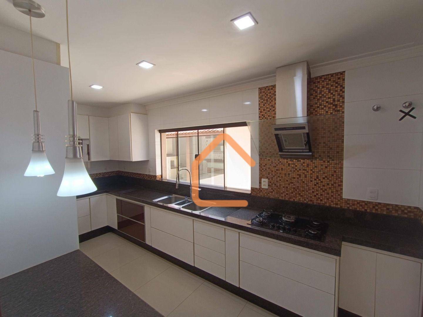 Casa para alugar com 4 quartos, 378m² - Foto 3
