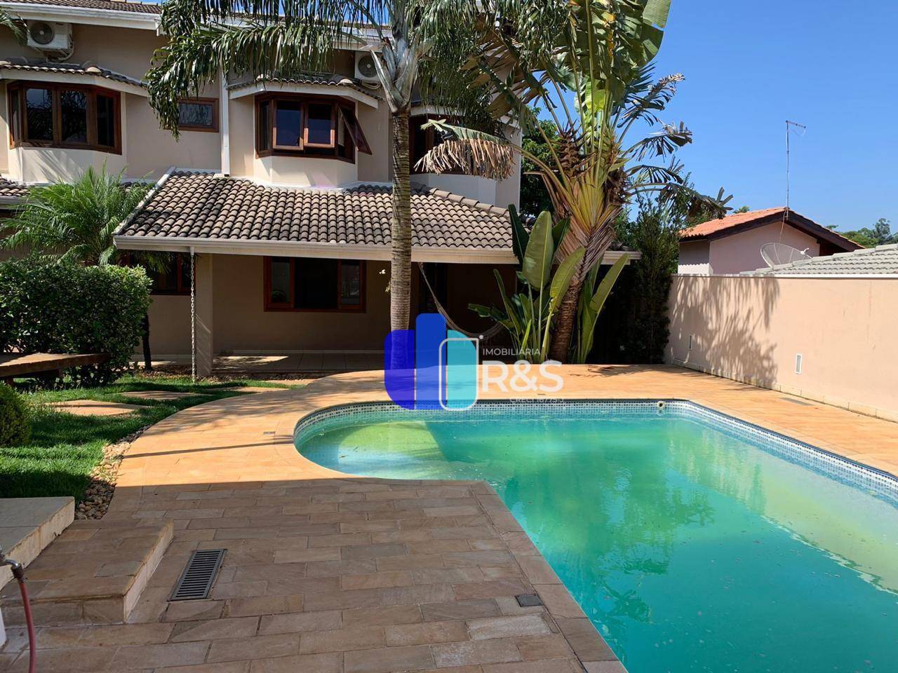 Casa de Condomínio para alugar com 3 quartos, 256m² - Foto 1