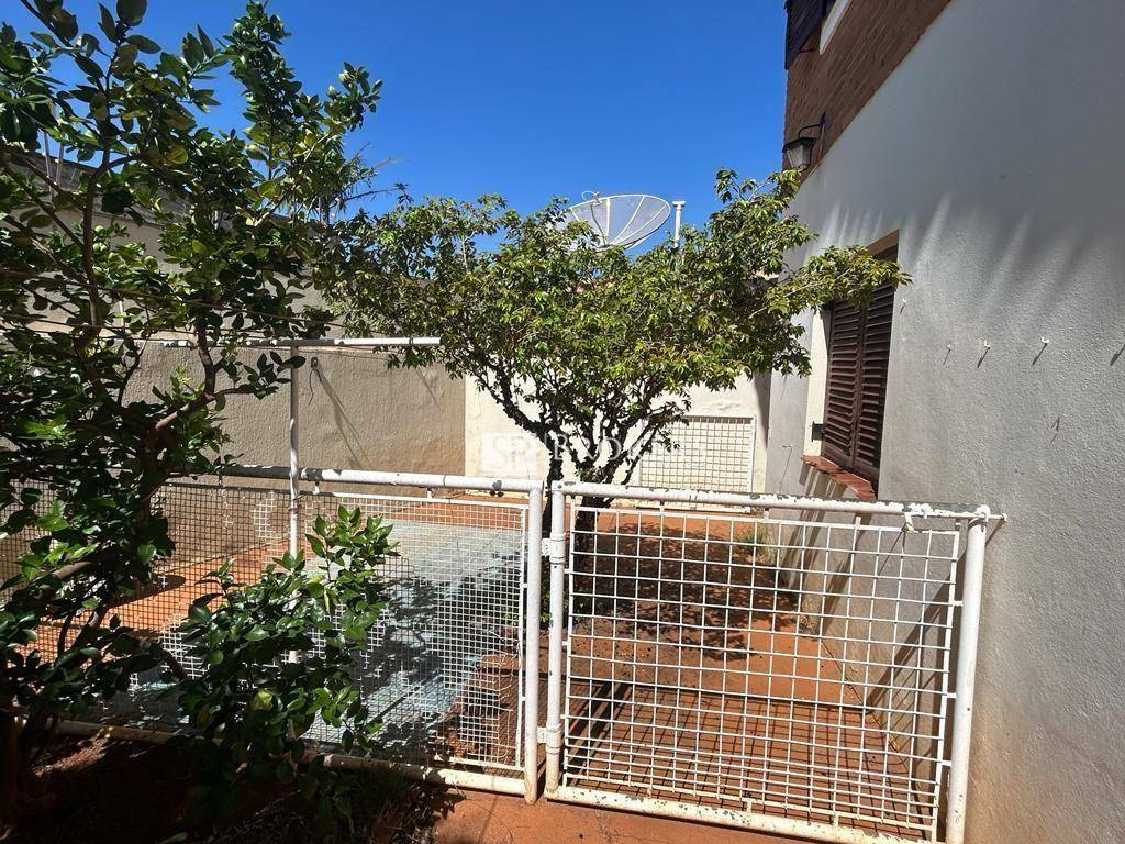 Casa à venda e aluguel com 3 quartos, 340m² - Foto 33