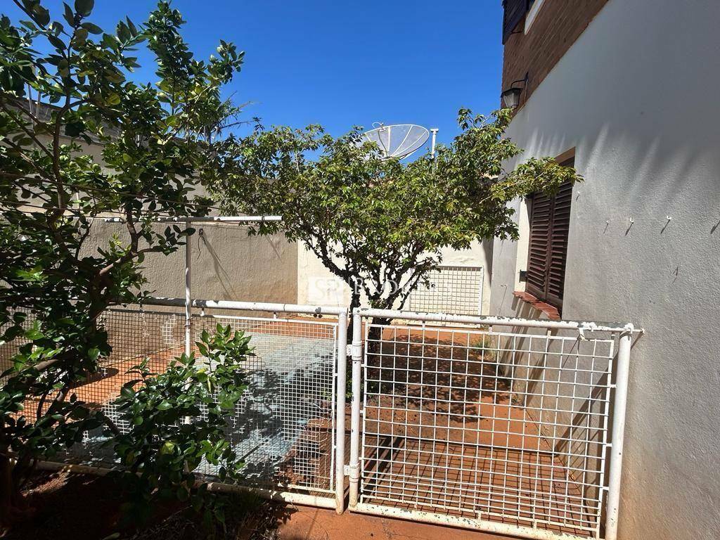 Casa à venda e aluguel com 3 quartos, 340m² - Foto 33