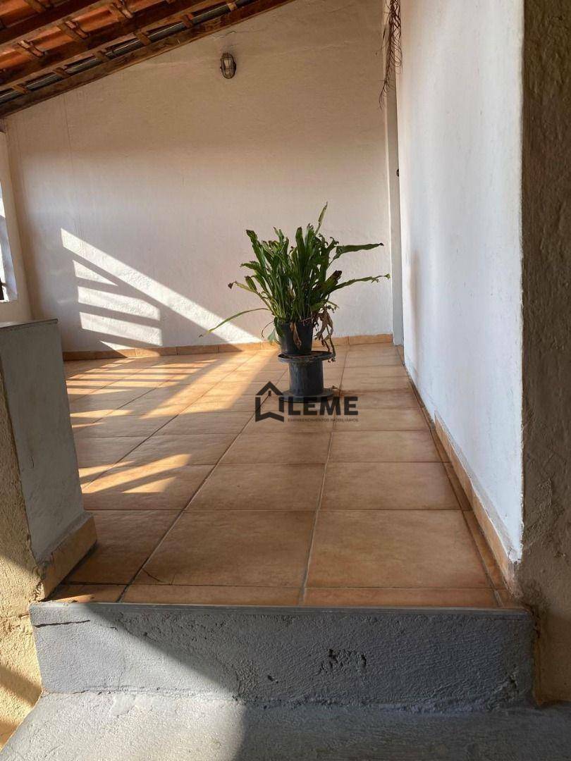 Casa à venda com 3 quartos, 188m² - Foto 1