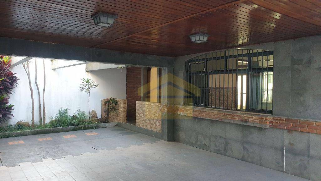 Sobrado à venda e aluguel com 3 quartos, 179m² - Foto 1