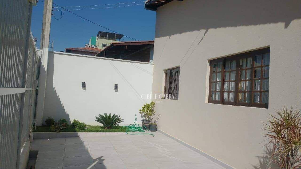 Casa à venda com 3 quartos, 300M2 - Foto 1