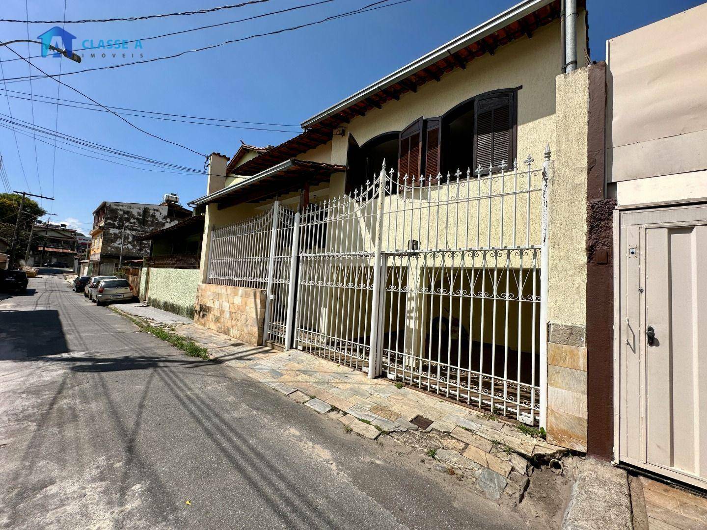 Casa à venda com 3 quartos, 234m² - Foto 2