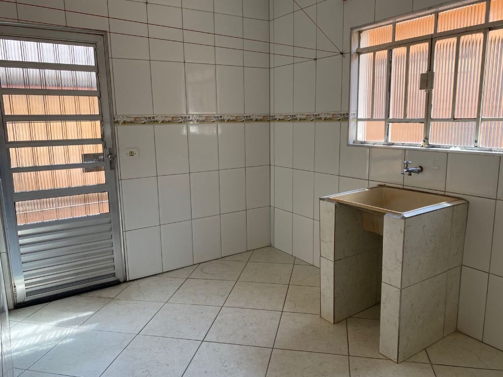 Casa para alugar com 3 quartos, 300m² - Foto 4