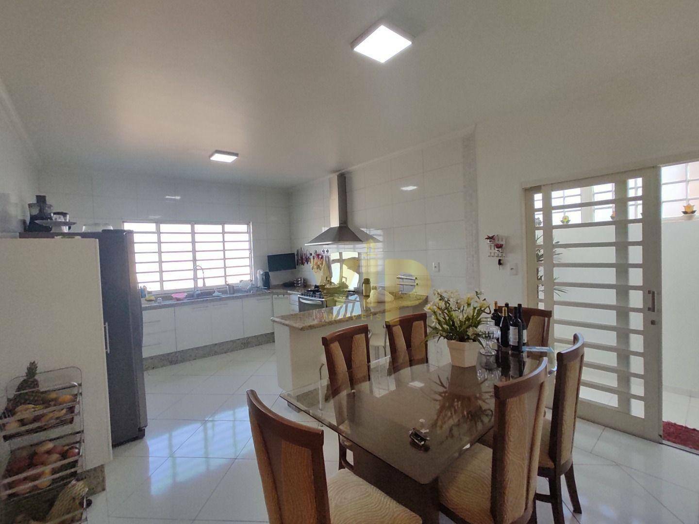 Casa à venda com 3 quartos, 380m² - Foto 6