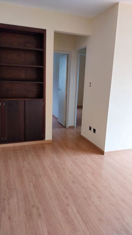 Apartamento à venda com 2 quartos, 70m² - Foto 2