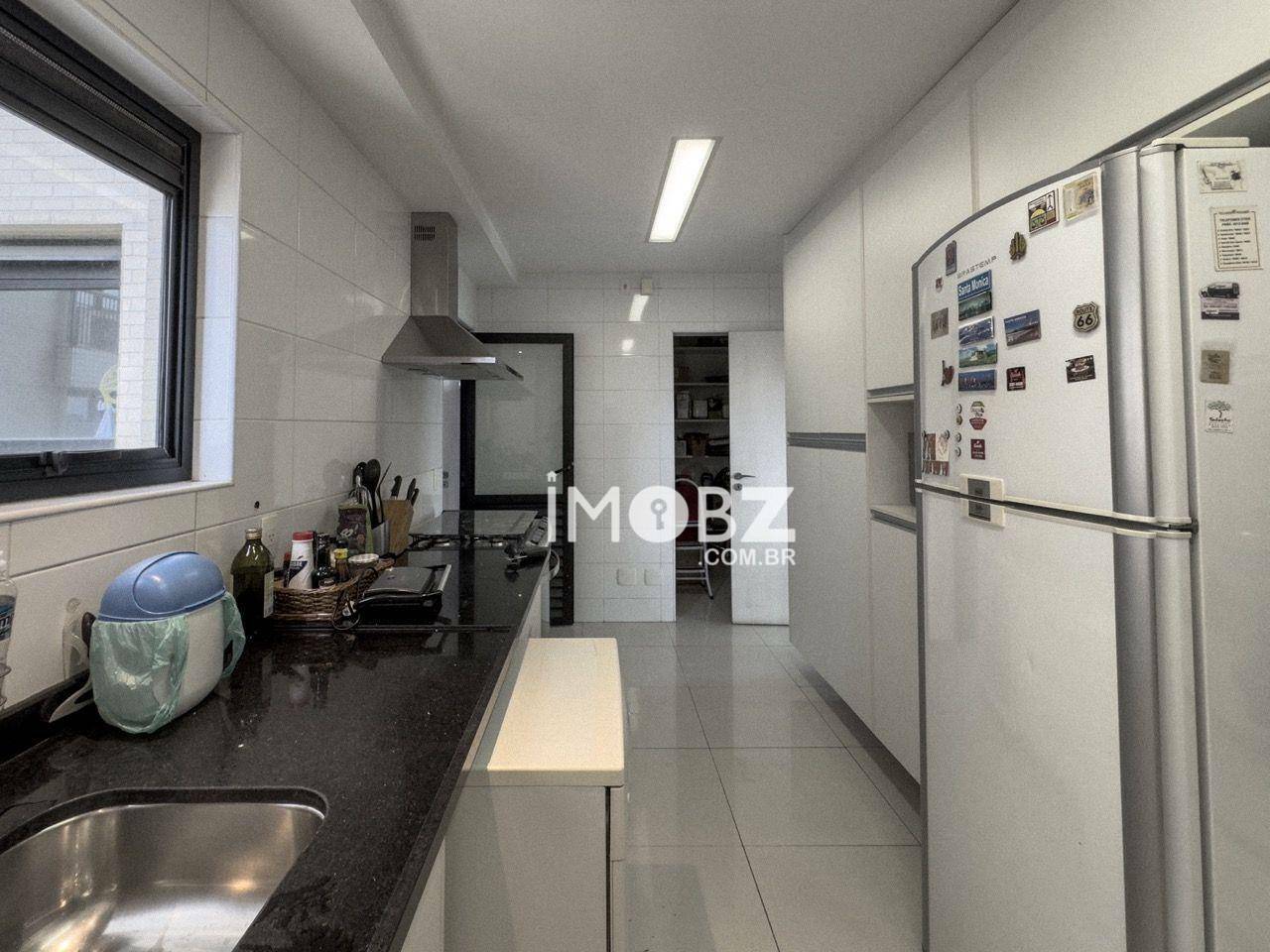 Apartamento à venda com 3 quartos, 226m² - Foto 5