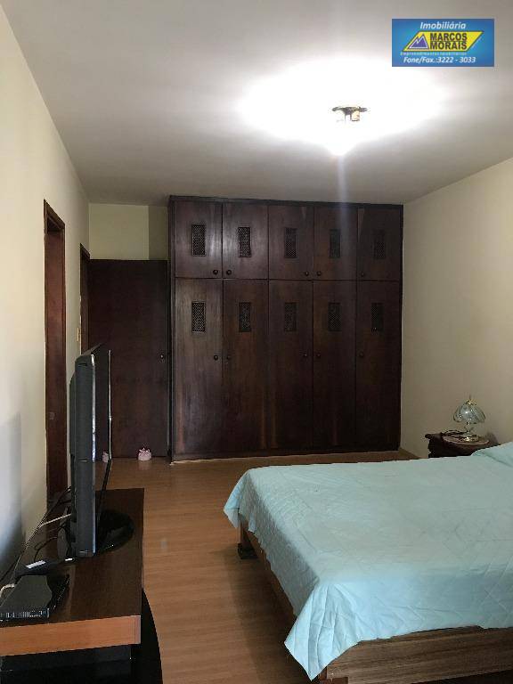 Casa à venda com 5 quartos, 330m² - Foto 32