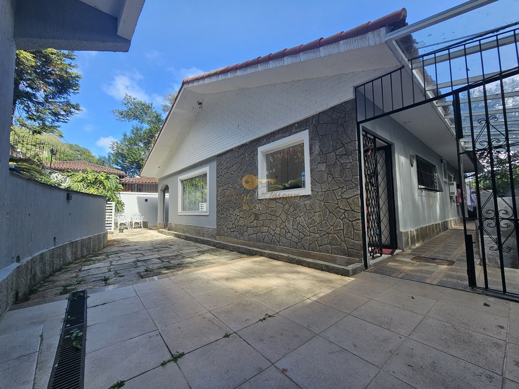 Casa à venda com 3 quartos, 160m² - Foto 1