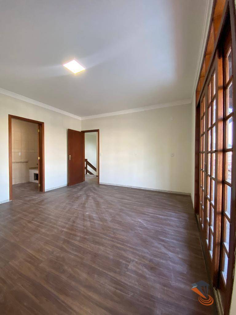 Casa à venda com 3 quartos, 260m² - Foto 3