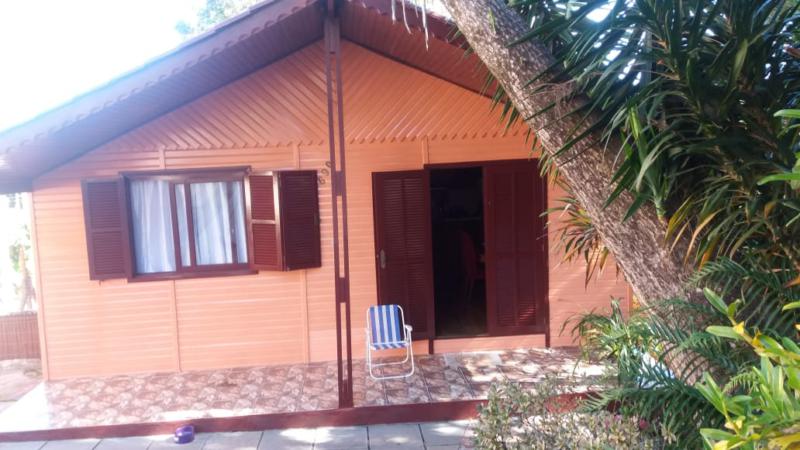 Casa à venda com 3 quartos, 67m² - Foto 1