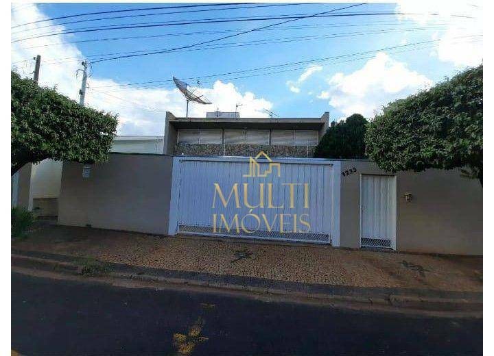 Sobrado à venda com 4 quartos, 320m² - Foto 1