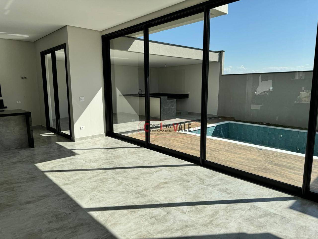 Casa de Condomínio à venda com 4 quartos, 273m² - Foto 2