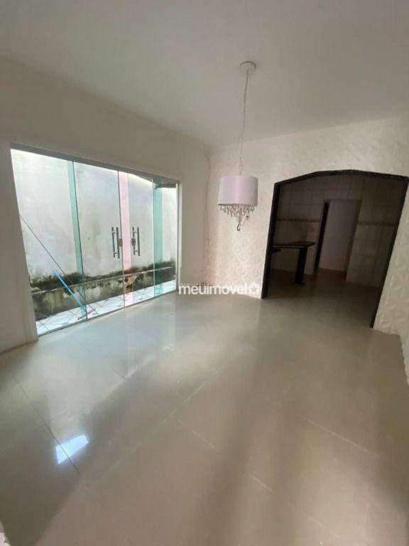 Casa à venda com 2 quartos, 130m² - Foto 2