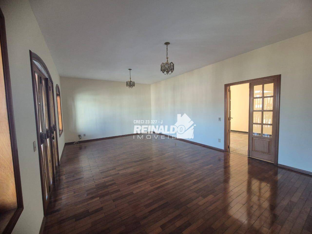 Casa à venda e aluguel com 3 quartos, 250m² - Foto 3