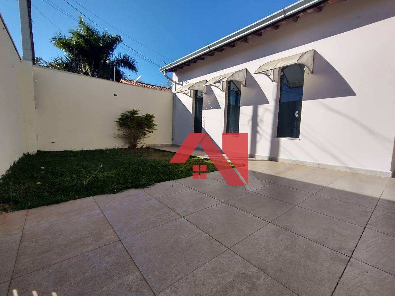 Casa para alugar com 4 quartos, 200m² - Foto 1