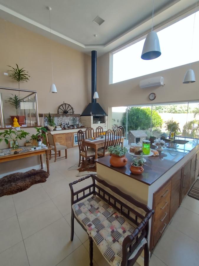 Casa à venda com 3 quartos, 250m² - Foto 1