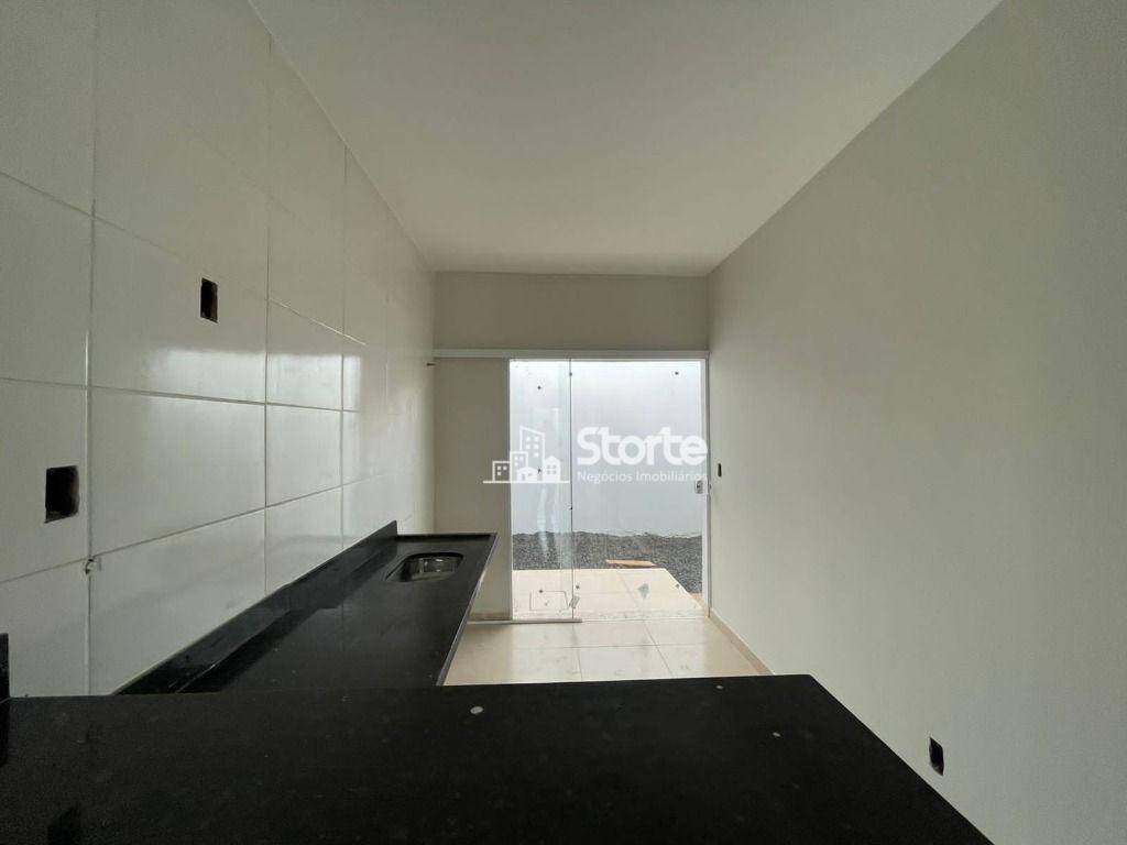 Casa à venda com 2 quartos, 70m² - Foto 2