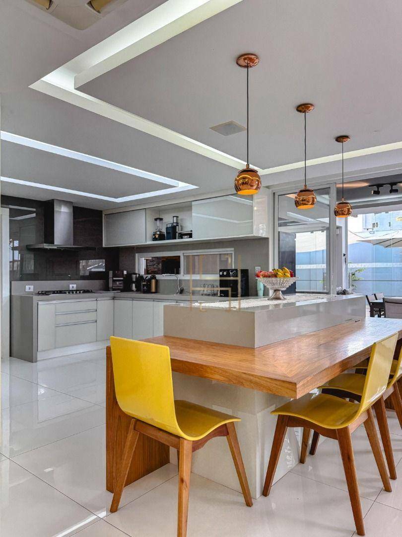 Casa de Condomínio à venda com 4 quartos, 350m² - Foto 4