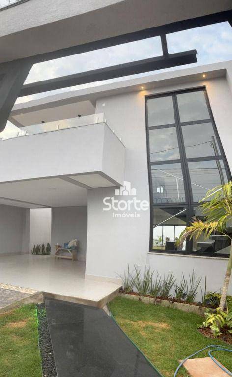 Casa à venda com 3 quartos, 176m² - Foto 1