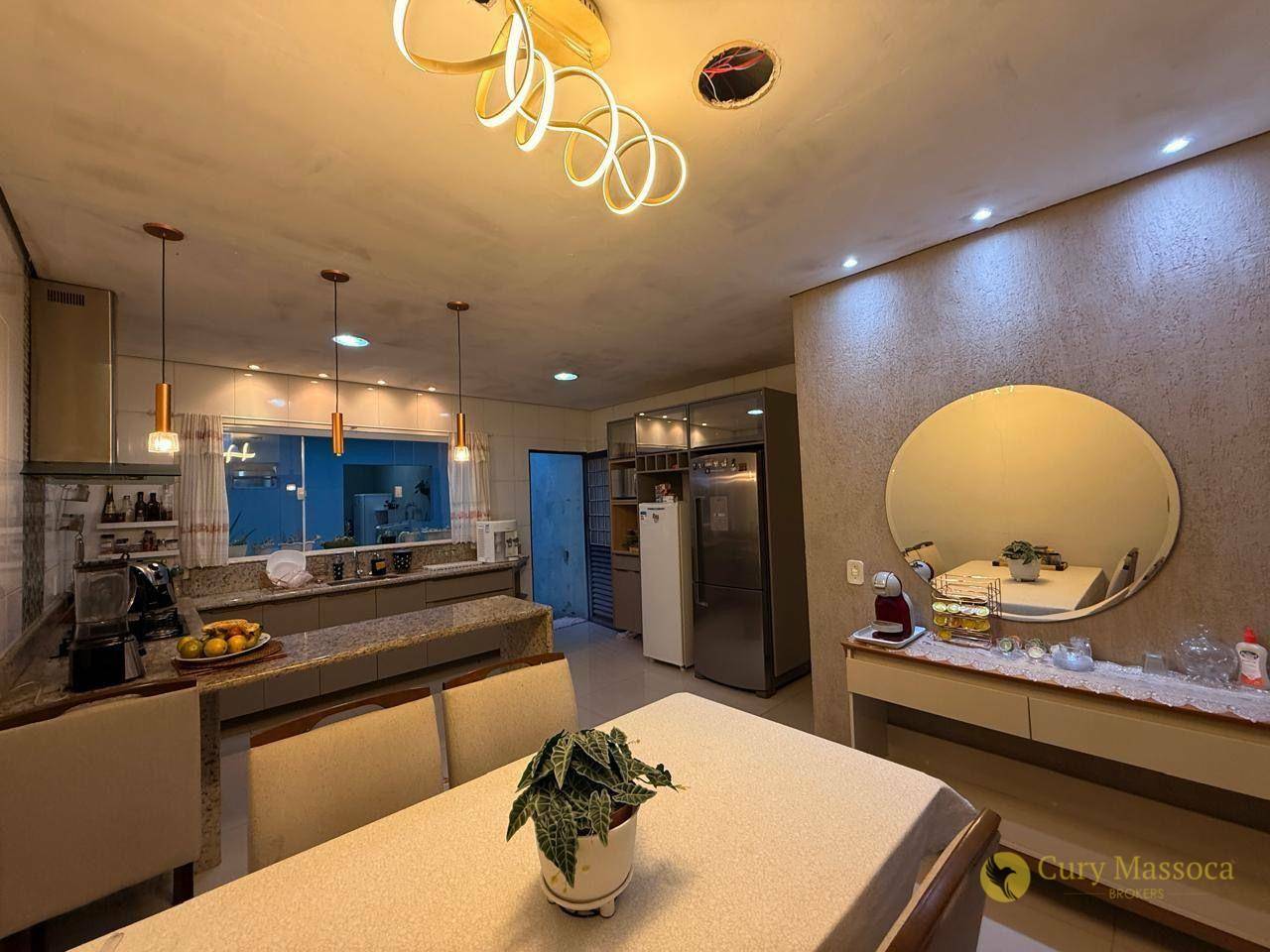 Casa à venda com 3 quartos, 180m² - Foto 1