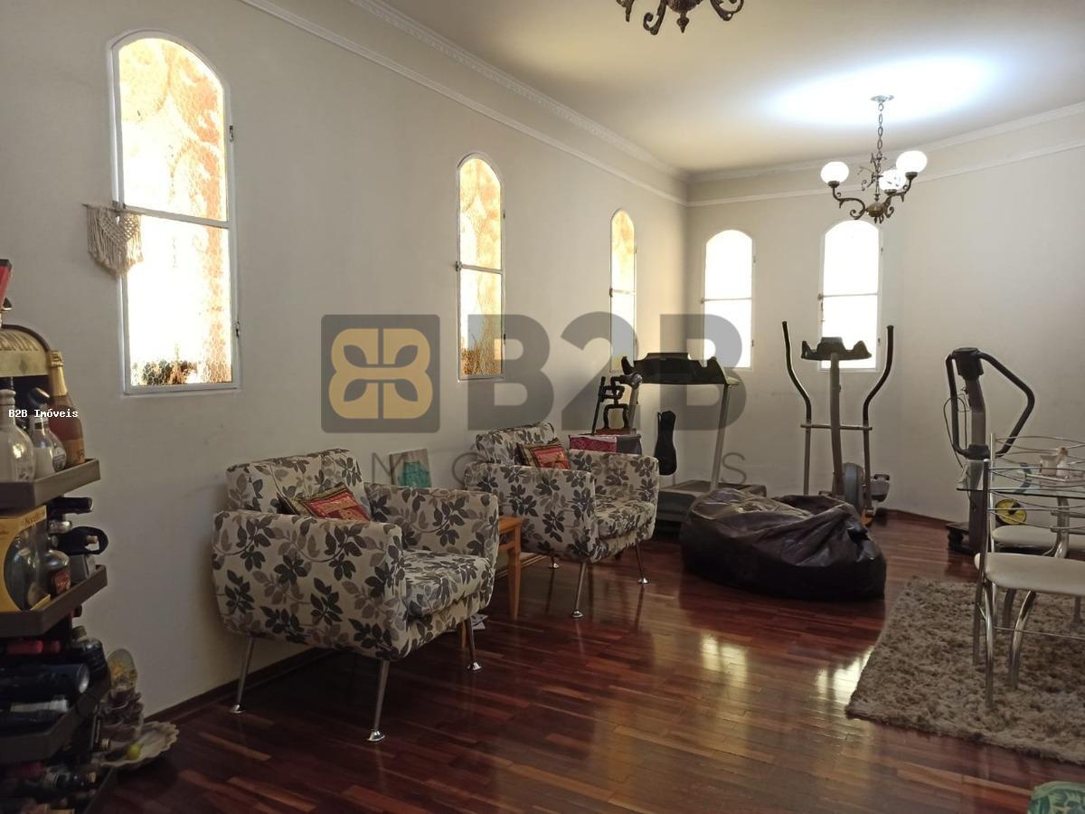 Casa à venda com 3 quartos, 310m² - Foto 1