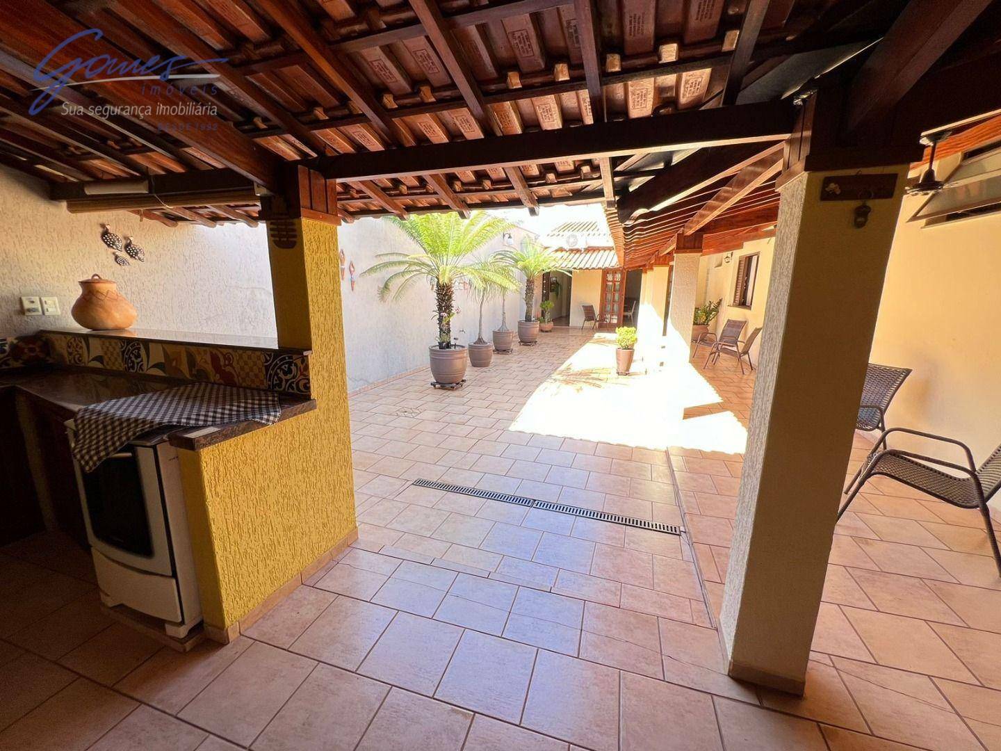 Casa à venda com 4 quartos, 235m² - Foto 1