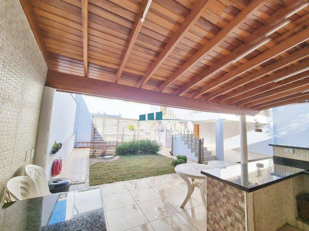 Casa à venda com 4 quartos, 210m² - Foto 4