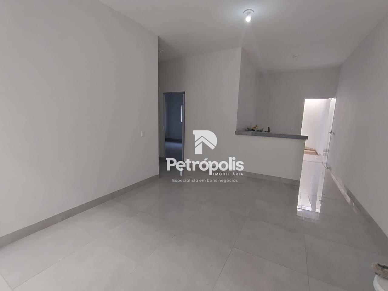 Casa à venda com 2 quartos, 68m² - Foto 1