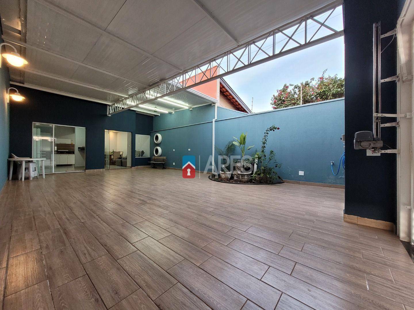 Casa à venda com 2 quartos, 156m² - Foto 1