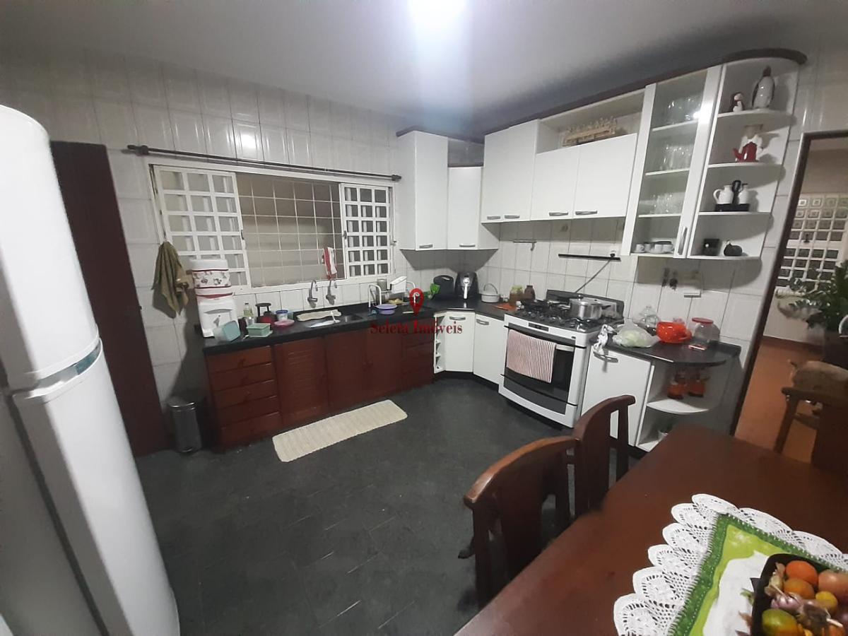 Casa à venda com 3 quartos, 130m² - Foto 1