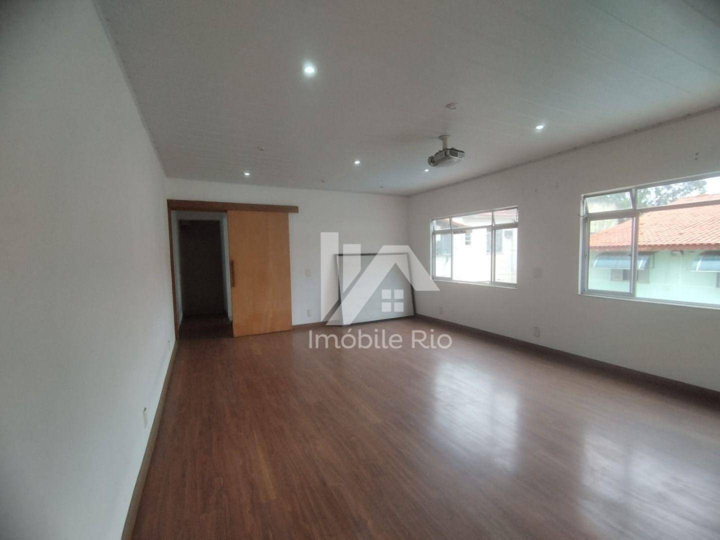 Casa à venda com 3 quartos, 258m² - Foto 3