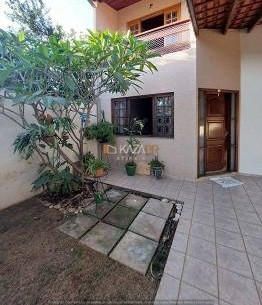 Casa à venda com 5 quartos, 198m² - Foto 1